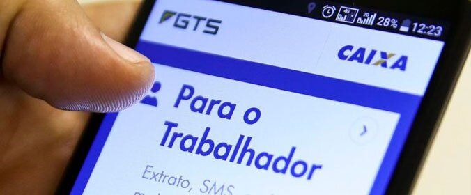 foto aproximada de um celular em que o aplicativo do banco Caixa está aberto e oferecendo a opção de sacar o FGTS