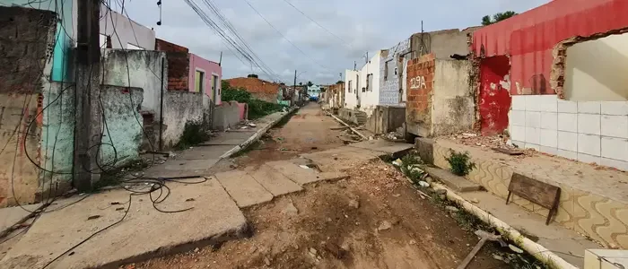 Rua de Maceió com rachaduras causadas pelo colapso de mina da Braskem