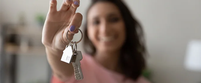 foto de uma mulher segurando um molho de chaves