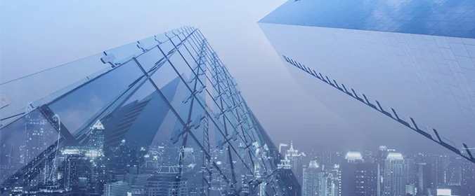 foto de vários prédios vistos de baixo