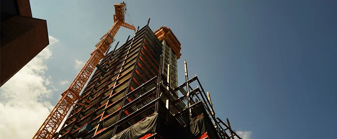foto de prédio sendo construído visto de baixo