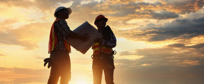 foto de dois trabalhadores da construção contra a luz