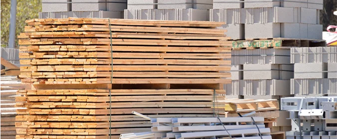 foto de vários pallets de madeira, um sobre o outro, em um depósito de materiais de construção