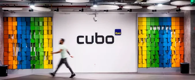 foto de uma pessoa andando em frente à fachada do Cubo itaú