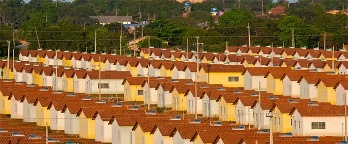 foto aérea de uma área de construção do Minha Casa, Minha Vida, com várias casas iguais, uma ao lado da outra. 