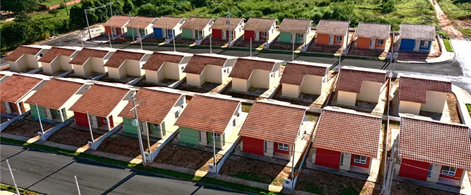 foto superior de casas construídas umas ao lado da outra