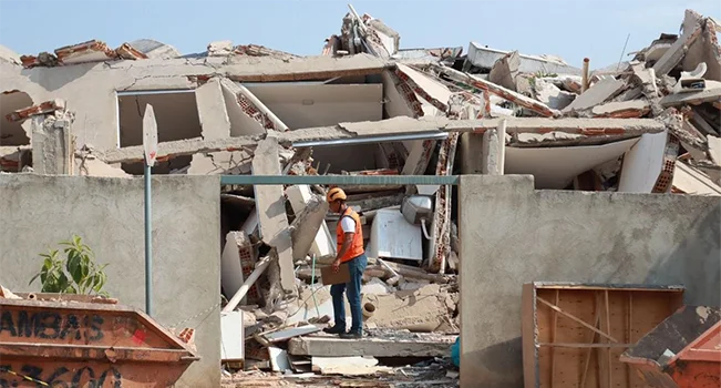 foto dos escombros do prédio que desabou em BH