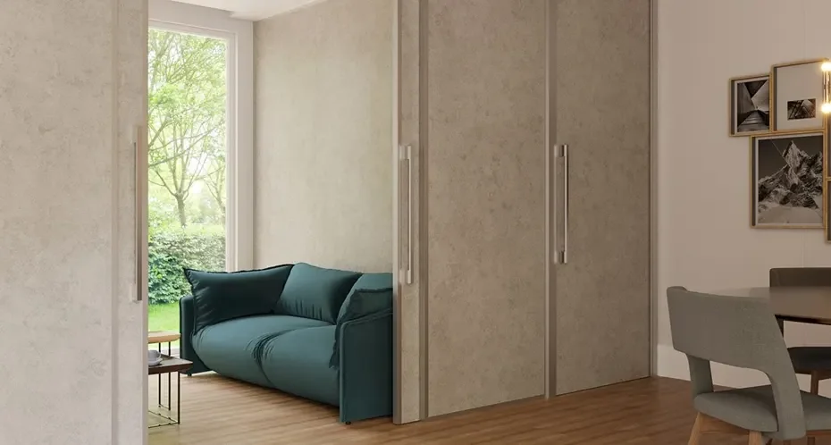 Sala de estar com as divisórias Novitá Pró no tom cinza amadeirado.