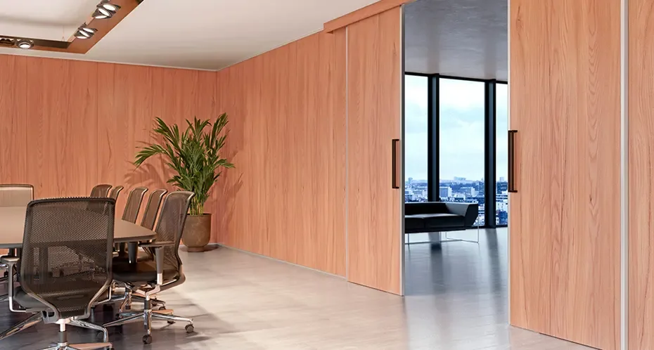Sala de reuniões com as divisórias Novitá Pró no tom de madeira.