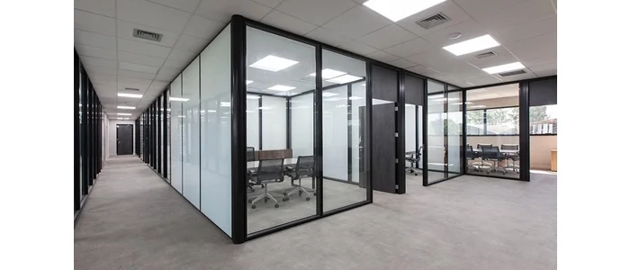 Sala de reunião fechada por divisórias de vidro