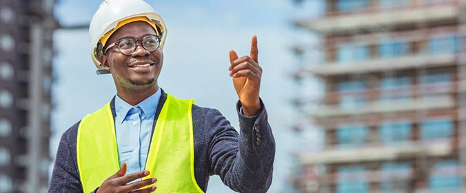 foto de um homem com equipamentos de segurança de canteiros de obra