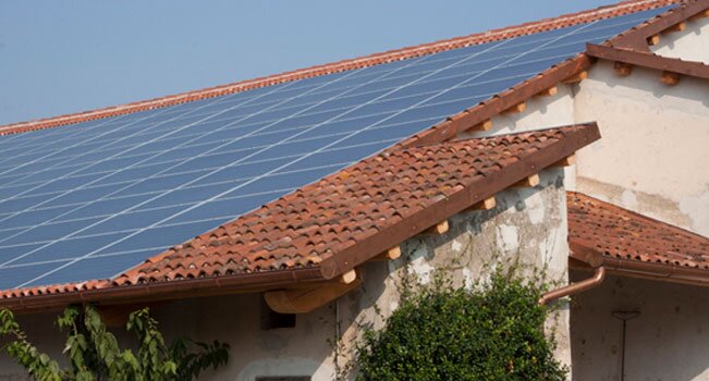 imagem do teto de uma casa que está repleto de paineis fotovoltaicos