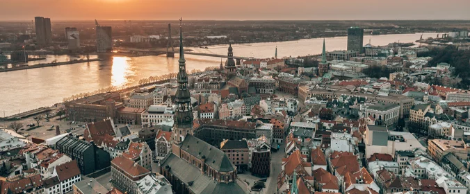 foto aérea de uma cidade ao entardecer