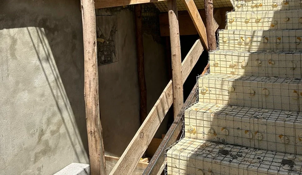 Escada de EPS em construção