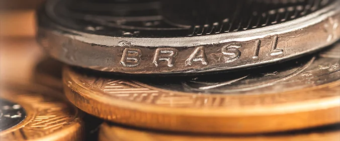 foto da moeda brasileira vista na lente macro