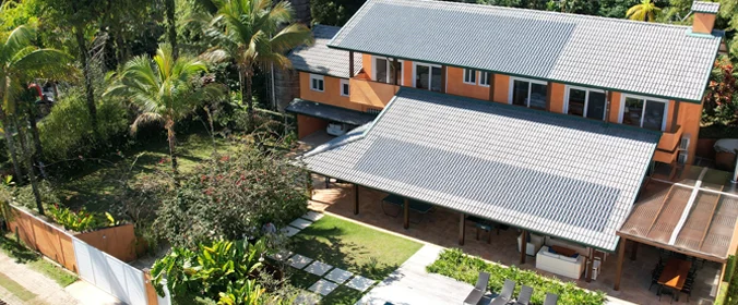 foto do teto de telhas fotovoltaicas de uma casa, com tecnologia da marca Eternit