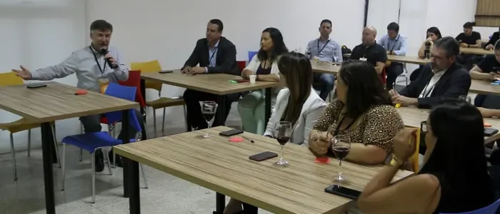 Homem fala no microfone durante evento da AEC Academy