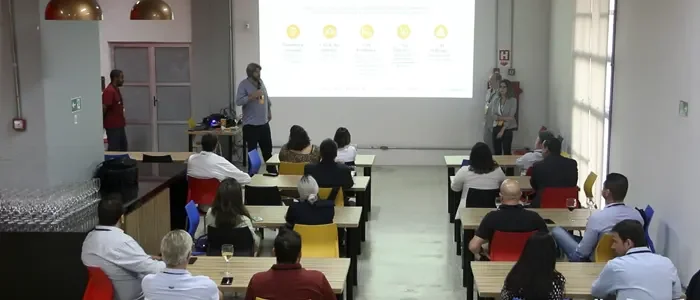 Plateia assistindo apresentação em evento da AEC Academy