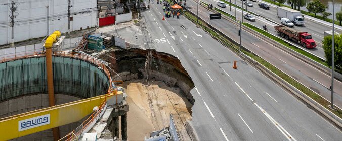 imagem aérea da cratera aberta na marginal tietê em são paulo na obra da linha 6 laranja do metro 