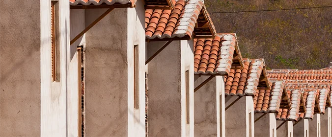 foto de várias casas pequenas em construção, uma ao lado da outra