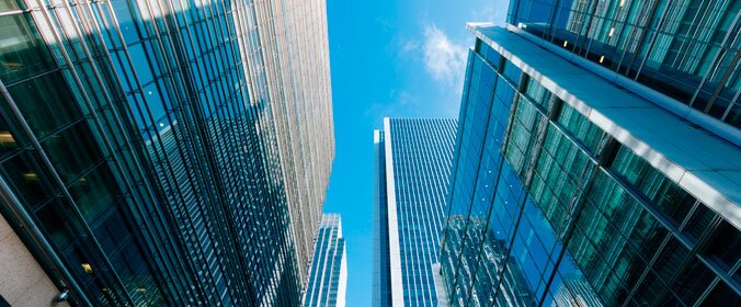 foto vista de baixo de varios predios corporativos