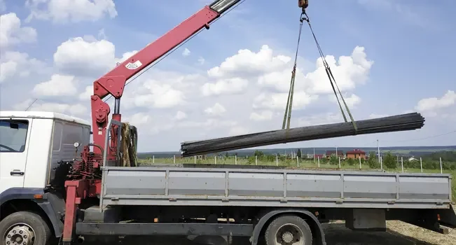 Içamento de carga da traseira de um caminhão no canteiro de obras