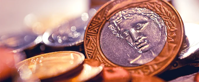 foto de cédulas e moedas do real brasileiro