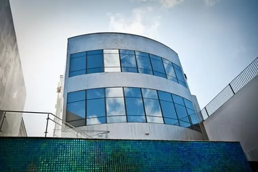 Nobreza do aço inox em pastilhas de revestimento valoriza fachada de edifício