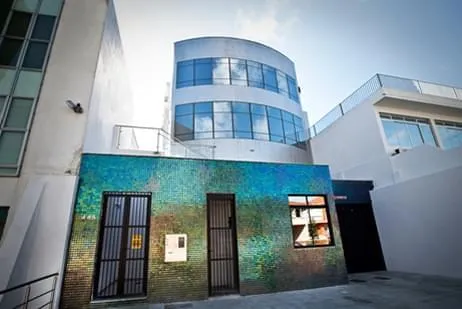 Nobreza do aço inox em pastilhas de revestimento valoriza fachada de edifício