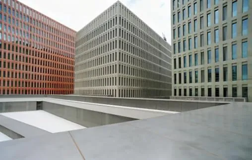 Cidade da Justiça ganha aspecto arcaico e coloração do concreto com pigmentos