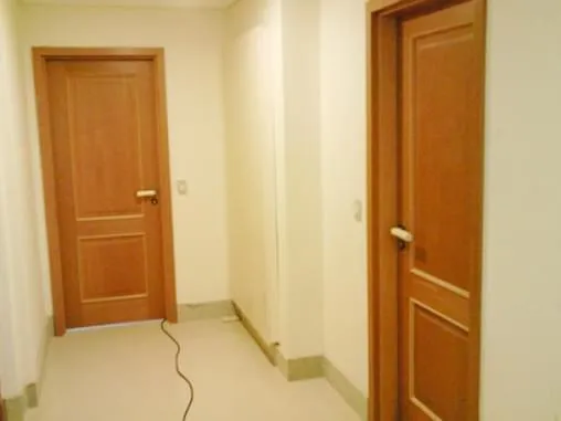 Maçanetas de inox conferem resistência em edifício de região sujeita à maresia