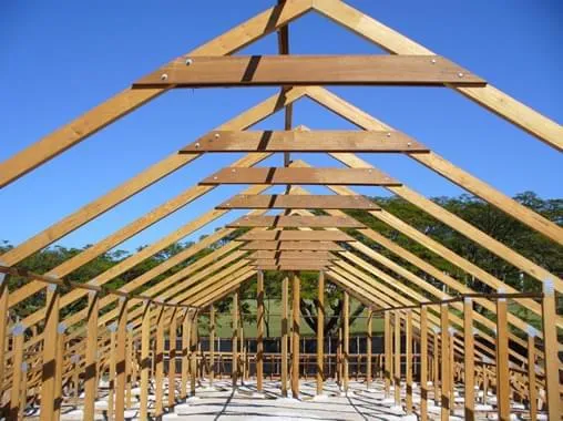 Telhado de madeira tem sistema padrão de montagem e evita custos extras na obra