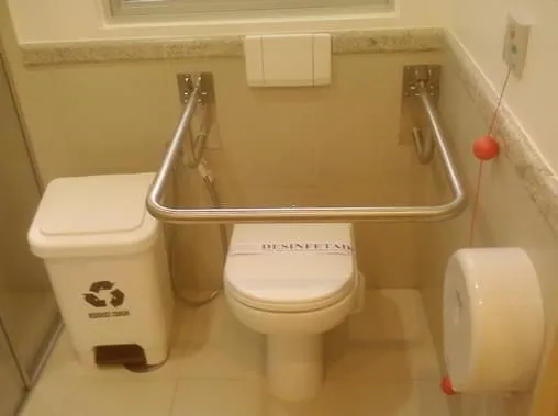 Montana instala descargas para acessibilidade em 80 banheiros de hospital