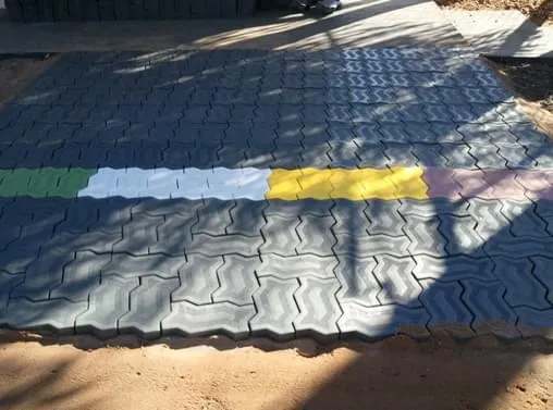 Piso intertravado colorido é produzido com plástico 100% reciclado