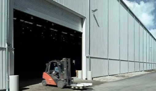 Portas de enrolar asseguram confiabilidade e economia para projetos industriais