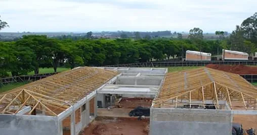 Telhados com madeira de florestas renováveis possuem sistema de montagem padrão