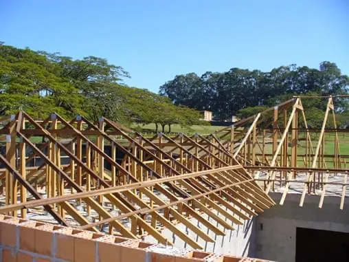Telhado de madeira tem sistema padrão de montagem e evita custos extras na obra