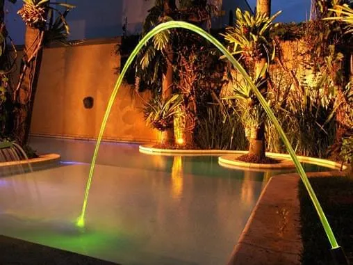 Sistema de iluminação em LEDs garante colorido único e sofisticação para piscina