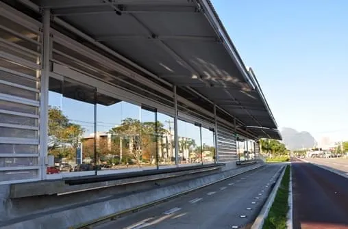 Mais de 200 portas automáticas são instaladas nas estações para o sistema BRT