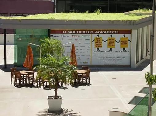 Multipalco de teatro ganha beleza e sustentabilidade com telhado verde