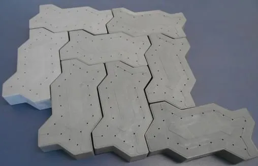 Piso intertravado colorido é produzido com plástico 100% reciclado