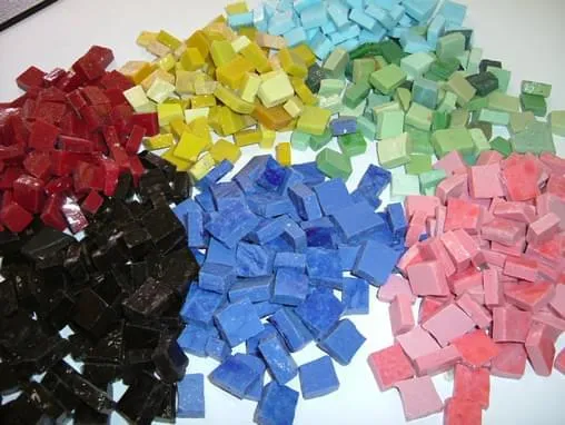 Mosaicos de vidro Kolorines: beleza e resistência em diversas cores e formatos