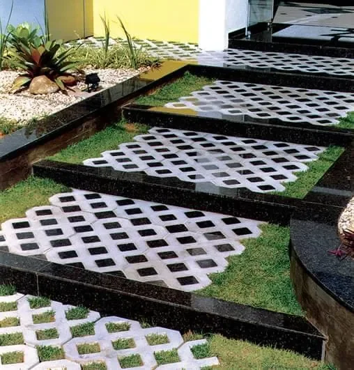 Piso drenante em escada com granito preto e grama