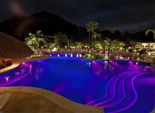 Iluminação por Fibra Ótica e LEDs valorizam diferentes projetos de piscinas