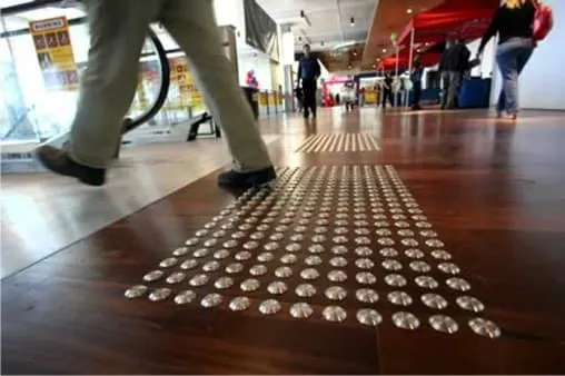 Elementos táteis para pisos são discretos e apresentam design diferenciado