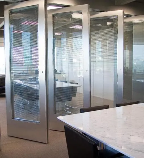 Divisórias articuladas apresentam excelente isolamento acústico e versatilidade