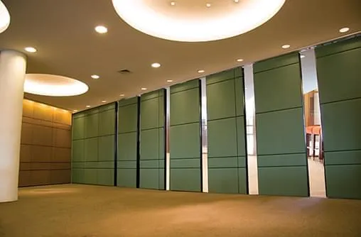 Divisórias articuladas apresentam excelente isolamento acústico e versatilidade