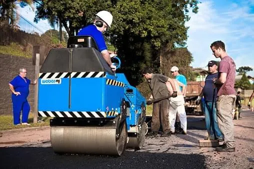 Rolo Compactador com design ergonômico facilita o trabalho do operador