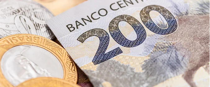 foto de cédulas de 200 reais e moedas de 1 real