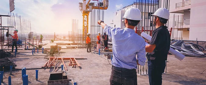 foto de pessoas com equipamentos de segurança em um canteiro de obras